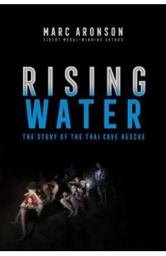 Rising Water: The Story of the Thai Cave Rescue - Marc Aronson