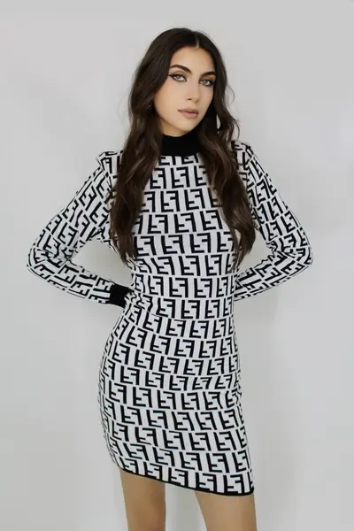 Rochie bandage Malina, cu guler inalt, maneca lunga si imprimeuri office, Alba, Marime S/M