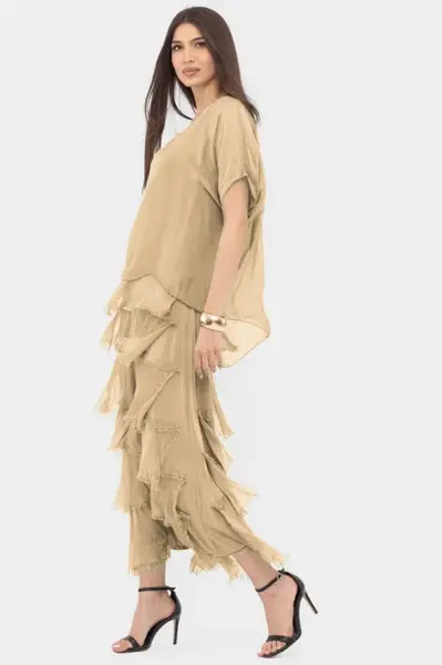 Rochie camel deschis din matase si vascoza cu volane franjurate suprapuse