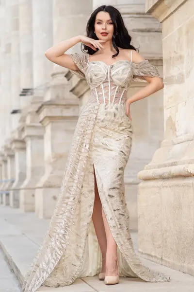 Rochie de lux Goddess aurie cu sclipici si trena pe o parte