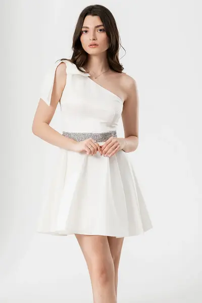 Rochie de ocazie scurta in clos alba cu funda pe umar