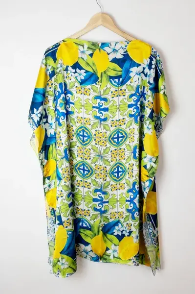 Rochie de plaja tip poncho din matase cu imprimeu mediteranean cu lamai pe alb, verde si albastru