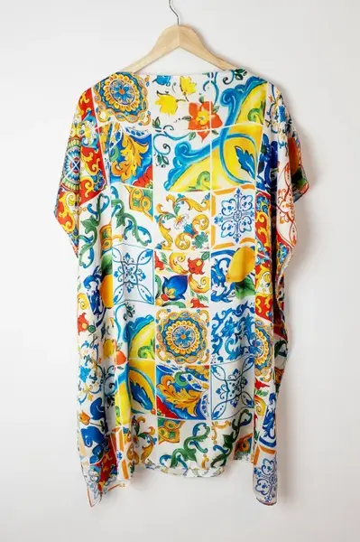 Rochie de plaja tip poncho din matase cu imprimeu model marocan cu lamai in culori vibrante