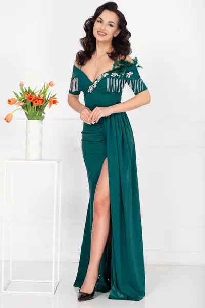 Rochie de seara eleganta Alizee verde cu trena pe o parte si strassuri