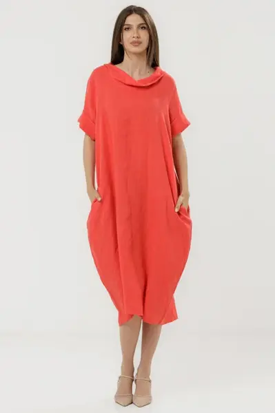 Rochie din in rosu corai cu croiala oversized si guler lejer, intors