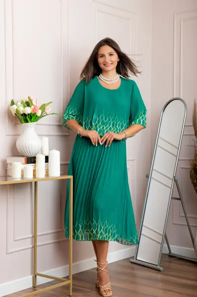 Rochie eleganta plisata Aimee din voal verde smarald