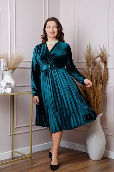 Rochie Emily din catifea plisata verde cu bust petrecut