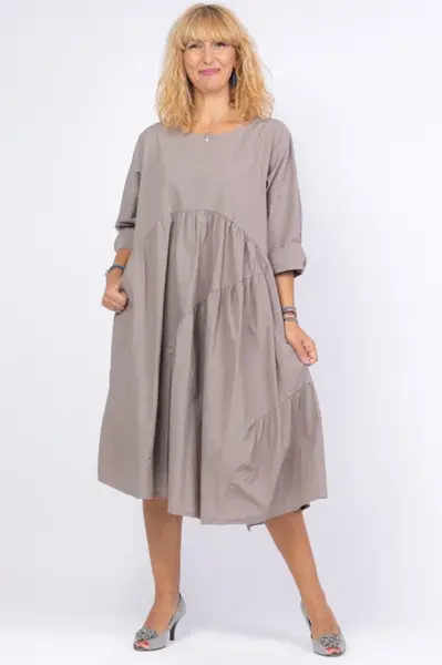 Rochie fango, oversize, cu maneca scurta, cu trei volane asimetrice, din poplin satinat