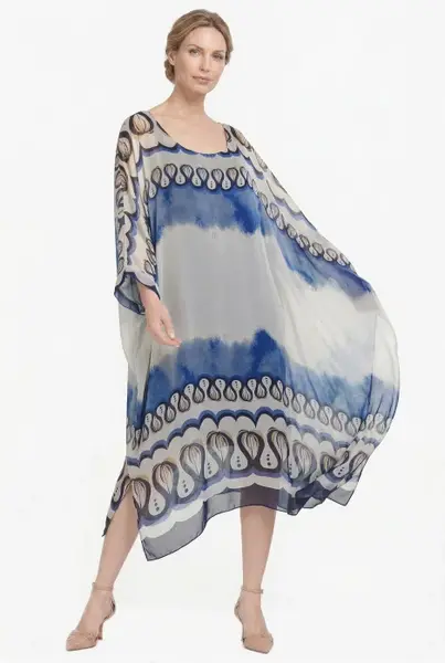 Rochie lunga dama din matase vaporoasa, croi lejer oversize tip kaftan, imprimeu artistic in nuante de albastru si bej