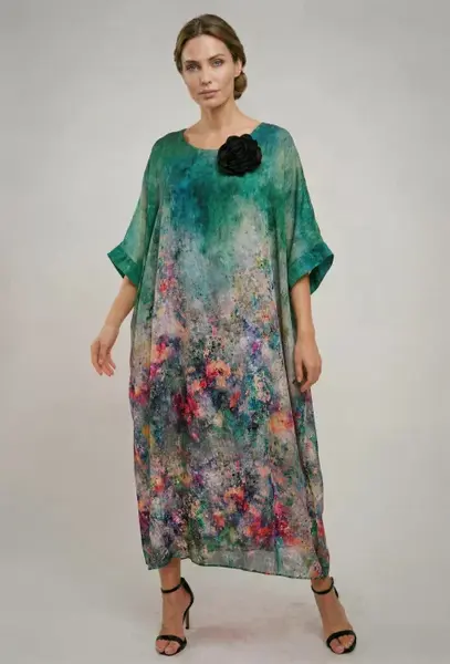 Rochie lunga dama vaporoasa oversized, croi amplu tip kaftan cu imprimeu artistic multicolor verde