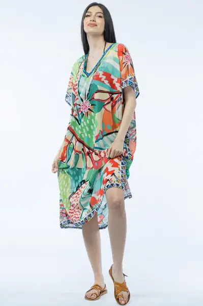Rochie lunga de plaja tip poncho cu motive florale multicolore stilizate