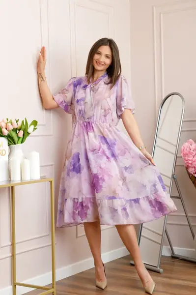 Rochie midi lila Annalise cu imprimeu floral si funda la decolteu