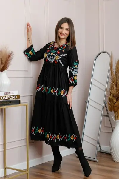 Rochie neagra cu motiv floral multicolor Violeta 01