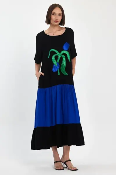 Rochie neagra cu volan albastru si aplicatie floare stilizata, din vascoza