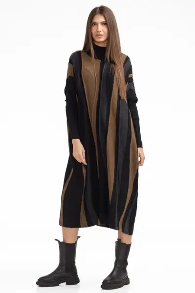 Rochie oversize tricotata cu dungi unduitoare si croi lejer, negru-camel