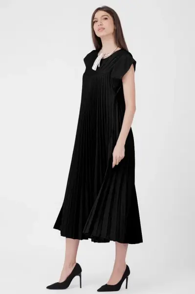 Rochie plisata A-line lunga, material fin si usor creponat, neagra