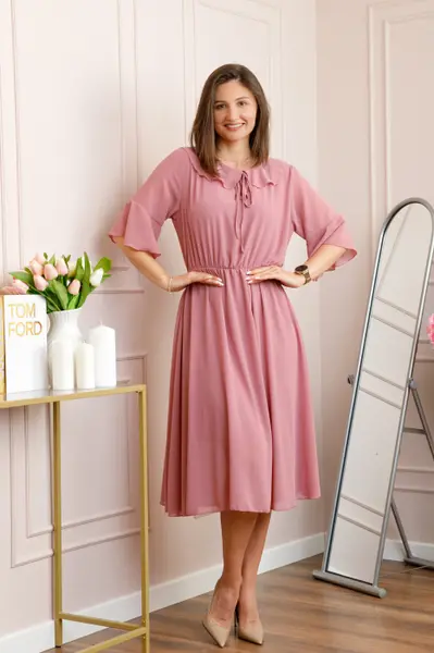Rochie roz pudrat vaporoasa cu elastic in talie si volanas la decolteu Allegra