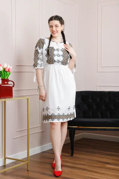 Rochie traditionala alba cu motiv geometric auriu Matilda 02