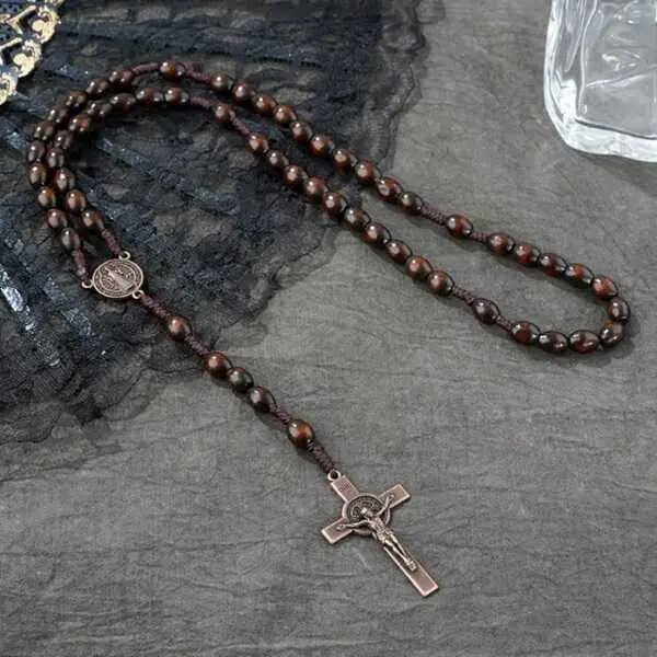 Rozariu din lemn cu crucifix metalic