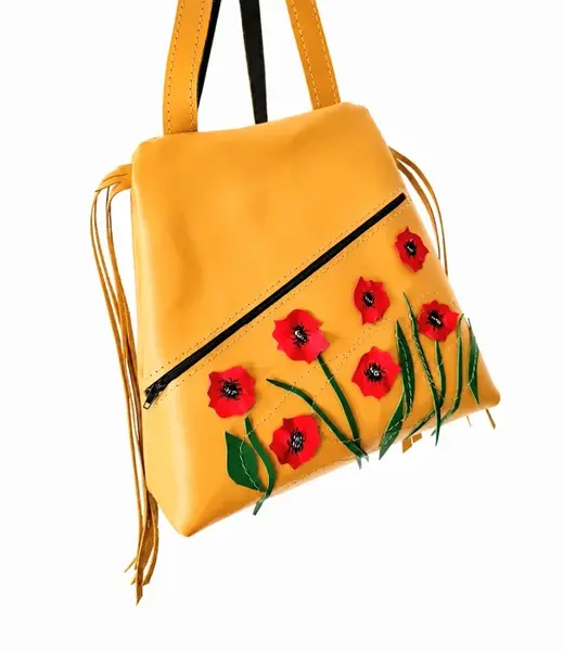 Rucsac galben din piele naturala ,lucrat manual ,cu camp de maci ,unicat