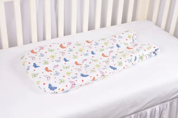 Saculet de dormit gros din bumbac model fluturasi 0-6 luni