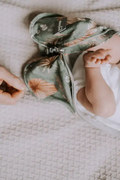 Saculet Swaddle pentru infasat + caciulita Second Step Animale de epoca almond sleepee