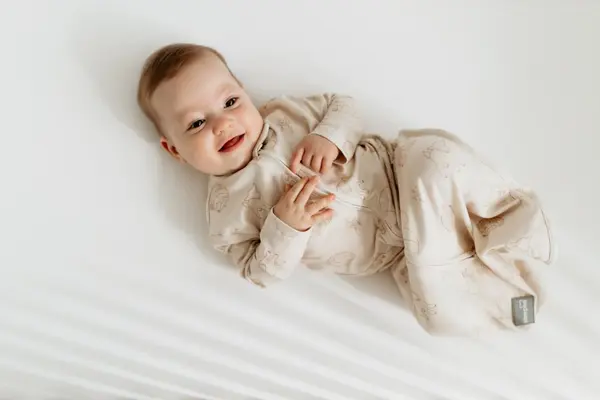 Saculet Swaddle pentru infasat din bumbac + caciulita Animale de Epoca cream Sleepee