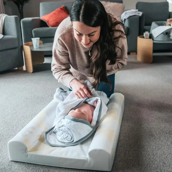 Saltea pentru infasat BabyDam SuperSnug AlbGalben 70x45cm inclinata, anti reflux, suport lateral