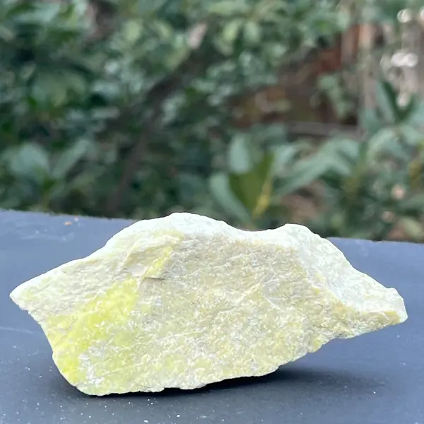 Serpentin galben piatra bruta model 2