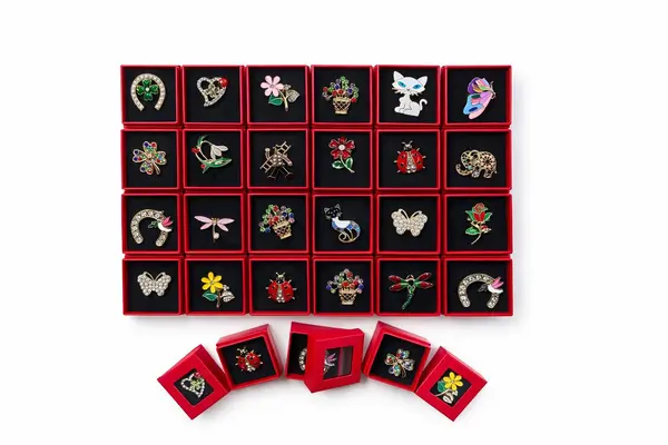 Set 24 brose diverse in cutiute 4x4 cm rosii, cadou primavara elegant si colorat