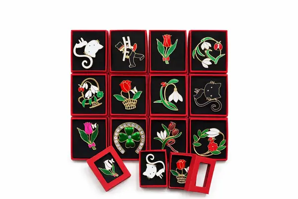 Set 24 martisor in cutiuta rosie 4x6 cm, 18g, model decorativ cu snur, cadou primavara