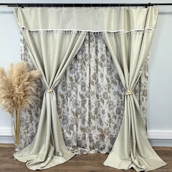 Set 3 metri de 2 bucati de Draperie BlackOut, Pearls, 150cm latime x 270cm inaltime, Crem cu Sclipici + Perdea 400cm latime x 270cm inaltime, din Matase Imprimata, Iris Mov