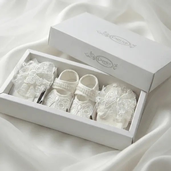 Set Alb Fetițe 3 Piese – Botoșei, Bentiță și Dresuri Elegante