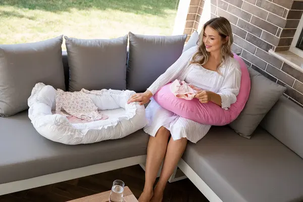 Set Cadou Gravide Pernă Gravide și Alăptat + Baby Nest cu Volănașe