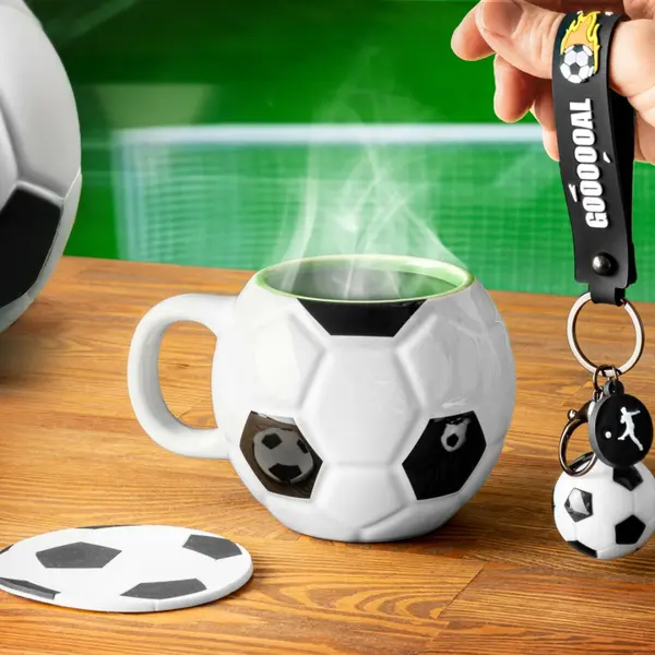 Set Cadou Pasiune pentru Fotbal : Cana, Suport si Breloc Tematic