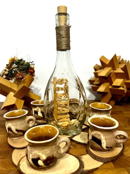 Set Cadou Sticla Personalizata cu Nume, 6 Pahare + Suport Lemn