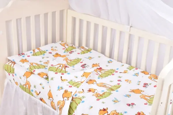 Set complet 7 piese lenjerie si aparatori patut 120x60 cm din bumbac model caprioare