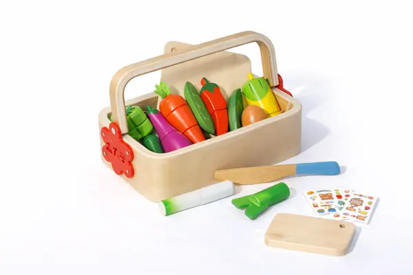 Set cos cu tocator si legume - jucarie din lemn cu stickere
