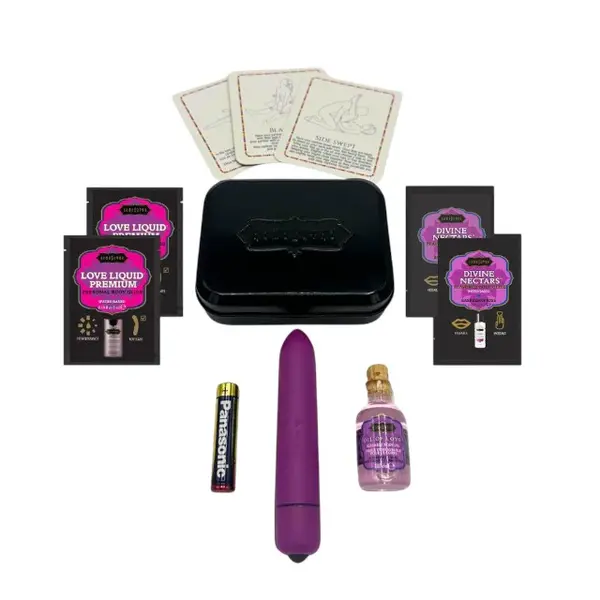 Set KAMASUTRA Weekender Kit Raspberry Kiss, cu vibrator bullet, ulei de masaj, cărți de joc cu poziții sexuale și lubrifiant (zmeură)