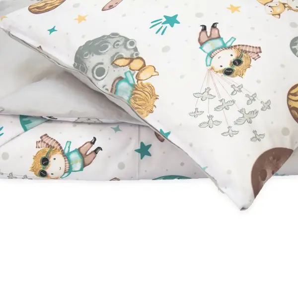 Set lenjerie 2 piese pentru patut copii Kerstin Micul print, husa pilota 120x90 si fata perna 40x60 cm, design versatil cu doua fete, tesatura moale, inchidere cu fermoar