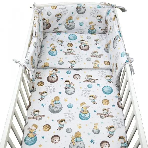 Set lenjerie de patut 3 piese Kerstin Micul print cu husa de pilota,fata de perna si aparatoare laterala 180x30 cm,din bumbac,inchidere cu fermoar,compatibila pautut 120x60 cm