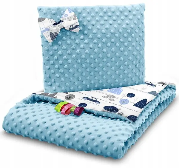 Set paturica 75x100 cm si perna 35x30 cm pentru copii, BabyMam minky blue retro cars, versatila cu doua fete