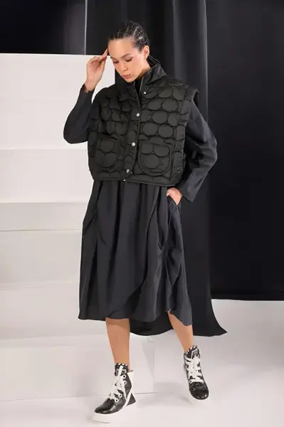 Set rochie neagra oversize cu guler tip camasa si vesta matlasata
