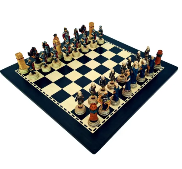 Set sah cu piese tematice Romanii vs Arabii cu tabla cu efect de abanos