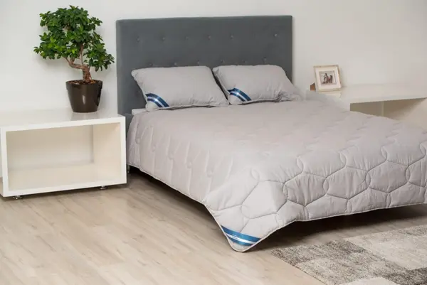 Set Somnart Bella cu pilota 180 x 200 model biscuite si 2 perne 50 x 70 cm din bumbac gri