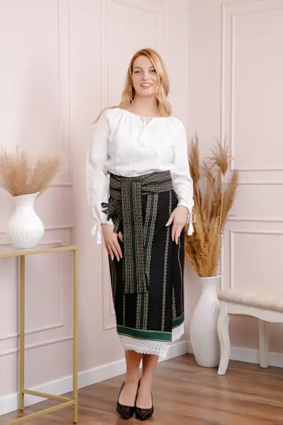 Set traditional catrinta si brau cu broderie verde Matilda 02
