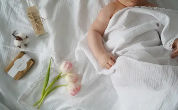 Set Trusou Botez fetiță/băiat, Muselină Albă cu dantelă TWINDECO Pure White Cotton Flower