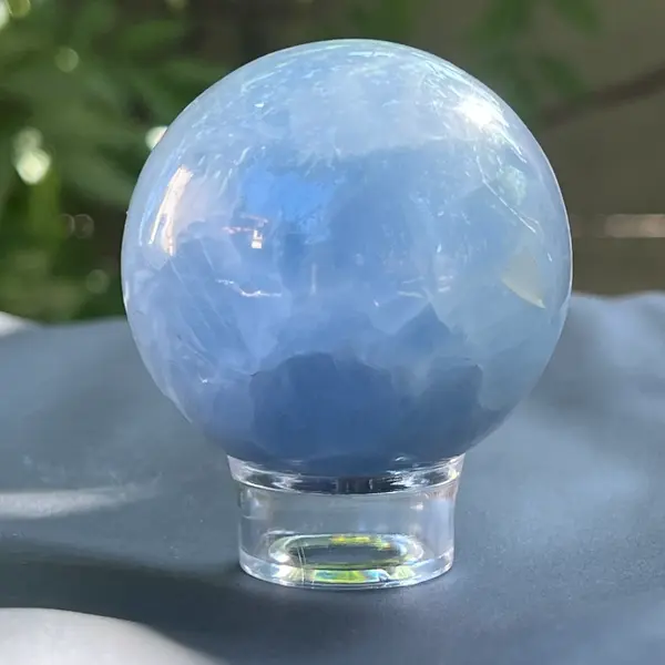 Sfera calcit albastru 5.6 cm din Madagascar model 1