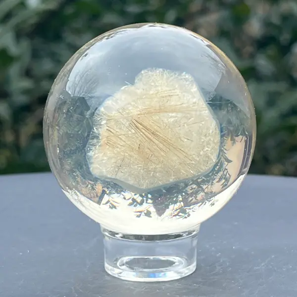 Sfera cuart rutilat in rasina model 2