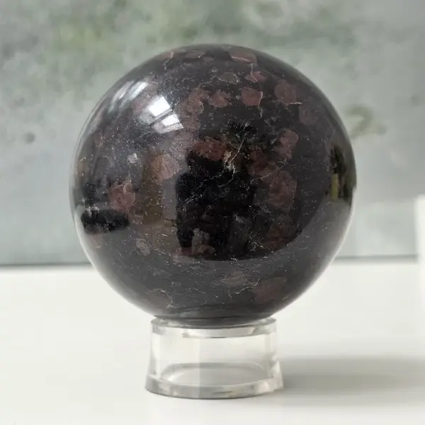 Sfera turmalina neagra cu granat model 1